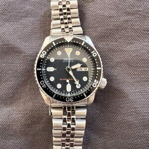 Seiko Men's Black Watch - SKX007